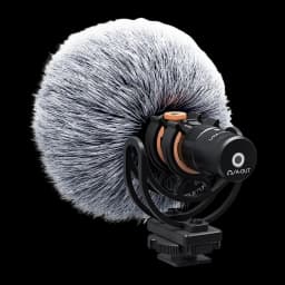 Microphone Comica VM10 Pro à condensateur, supercardioïde, avec bonnette anti‑vent grise, suspension antichoc et montage griffe, port USB‑C visible