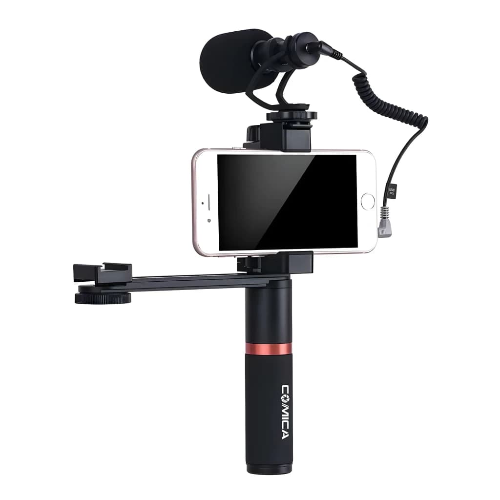 Microphone Comica VM10 cardioïde monté sur smartphone, bonnette anti-vent, câble spiralé TRS, support poignée avec bras latéral et fixation pour
