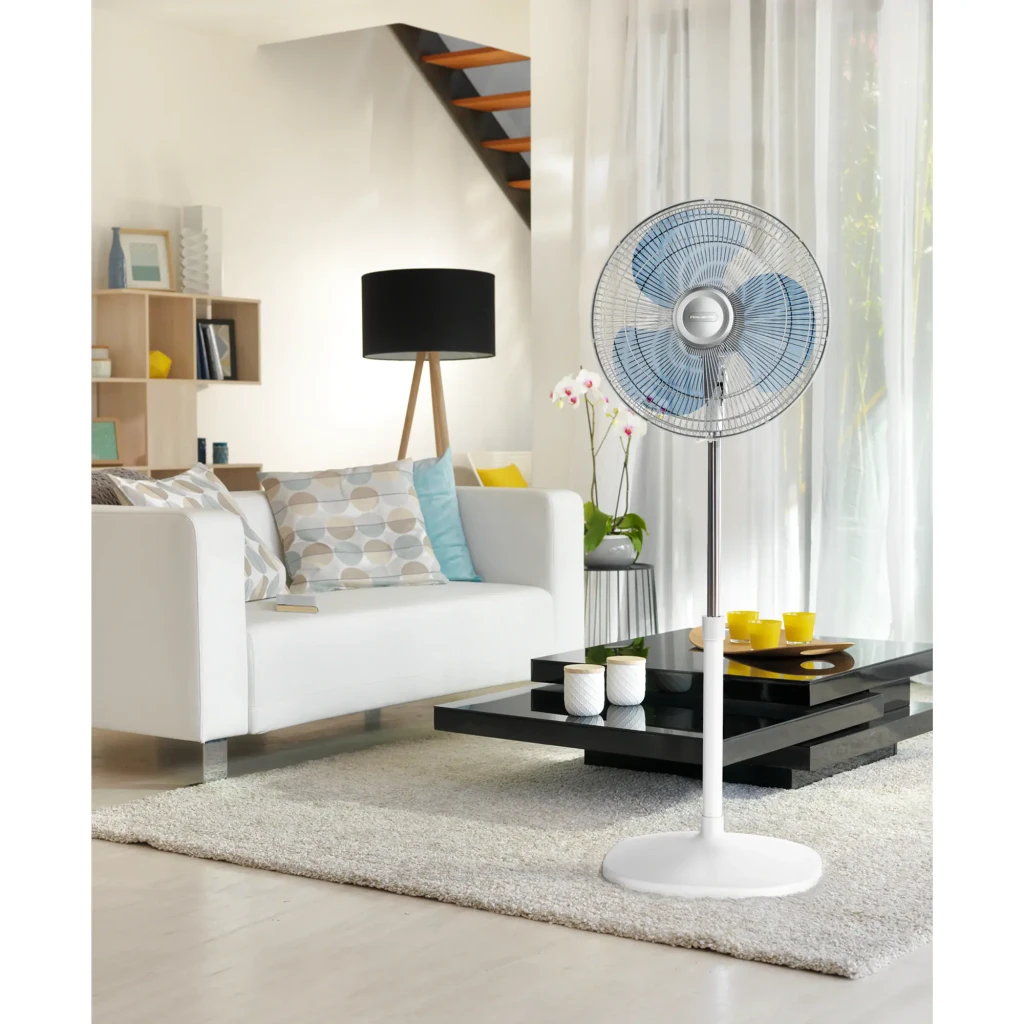 Ventilador de pie blanco con 3 aspas azules, rejilla metálica, base redonda estable y altura regulable; diseño limpio y moderno para enfriamiento doméstico - Ítem4