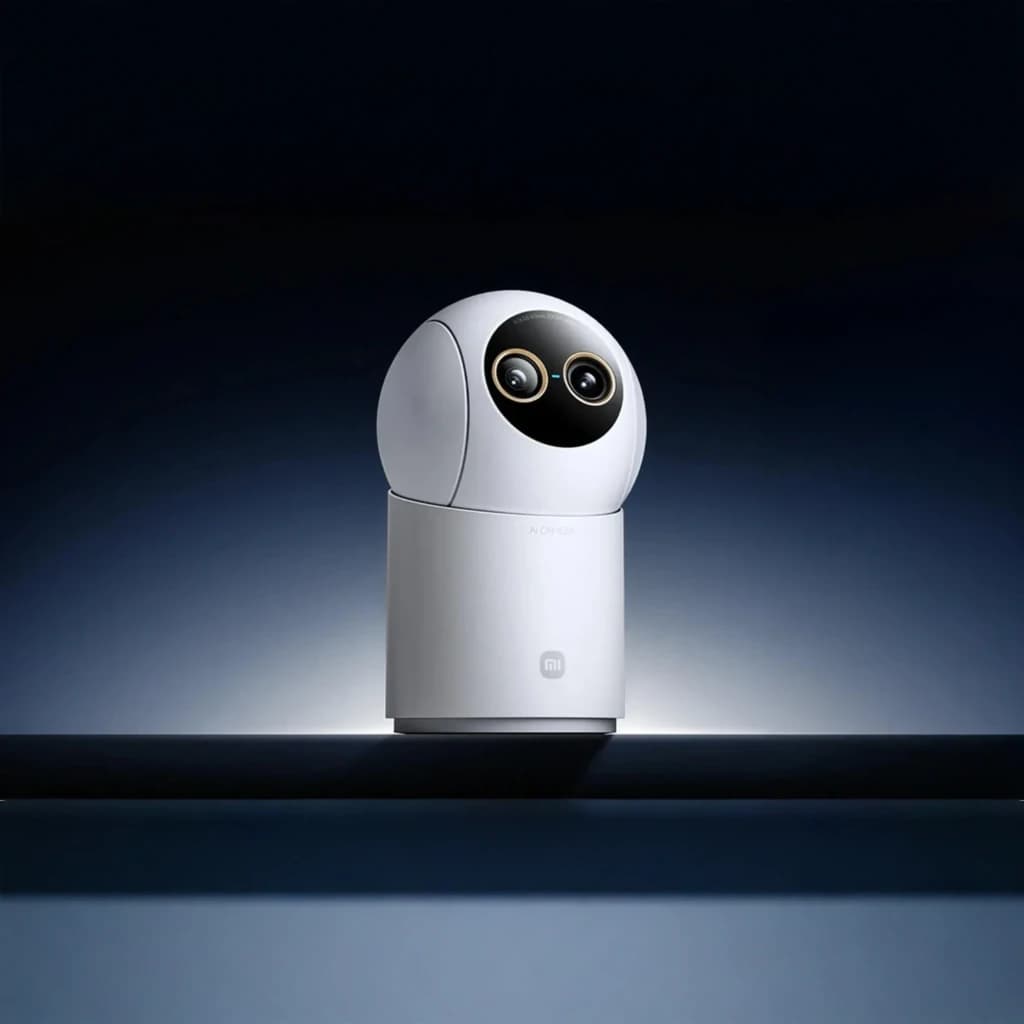 Câmara de Vigilância Xiaomi Smart Camera C701 Pro WiFi 6 4K com corpo branco, lente dupla grande angular, base giratória e LEDs de visão noturna discreta