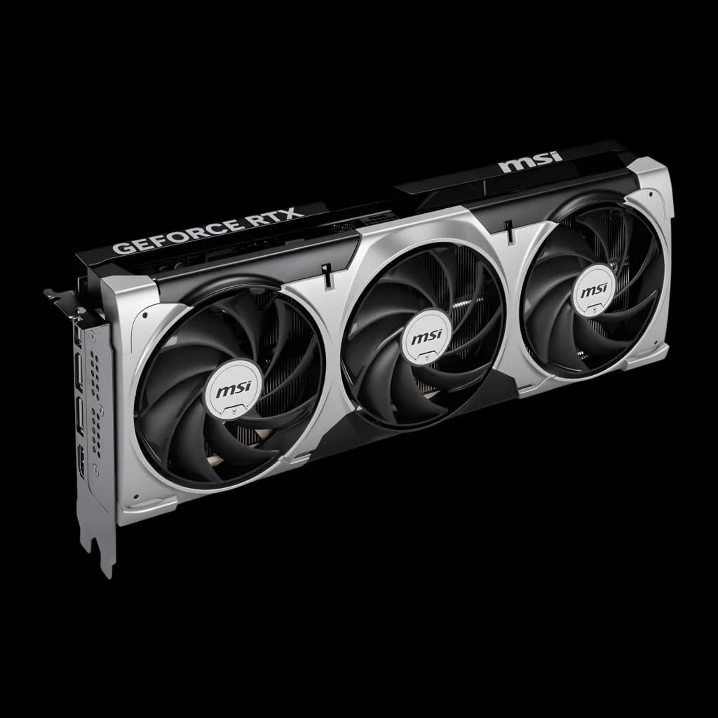 MSI GeForce RTX 5070 Ti Ventus 3X OC 16GB, vista frontal en ángulo: tres ventiladores con marco plateado y cubierta negra