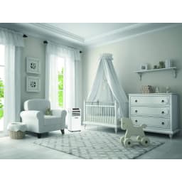Climatiseur portable blanc compact avec roulettes et grille noire, écran digital, placé dans une chambre bébé lumineuse au style scandinave, 26 m², Wi-Fi