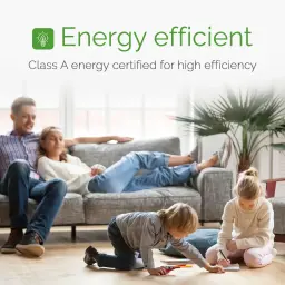 Autocollant vert Energy efficient Classe A, icône d’ampoule, texte clair sur fond salon familial lumineux avec canapé gris et enfants jouant au sol