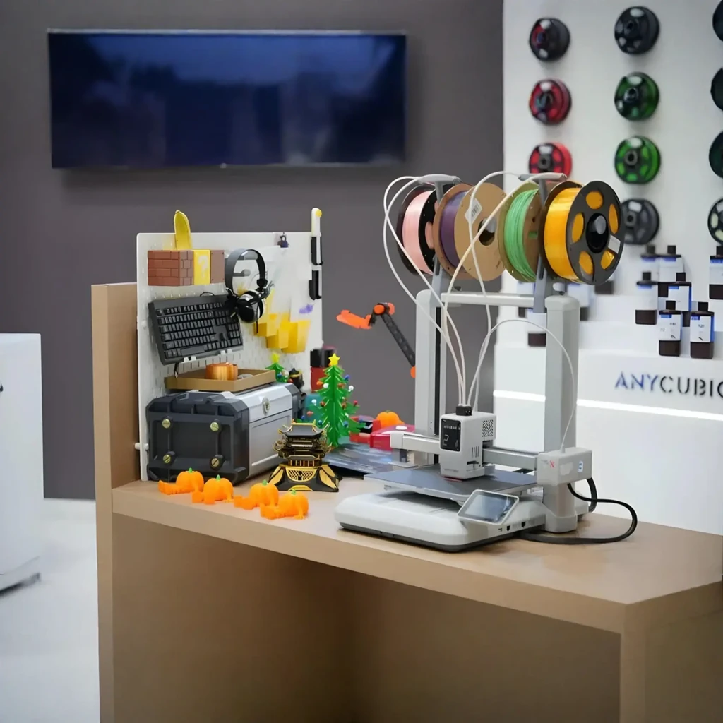 Impresora 3D Anycubic Kobra X ACE GEN 2 4 Colores FDM 600mm/s con cuatro portabobinas, doble extrusión por tubos, marco metálico y figura morada en la base - Ítem3