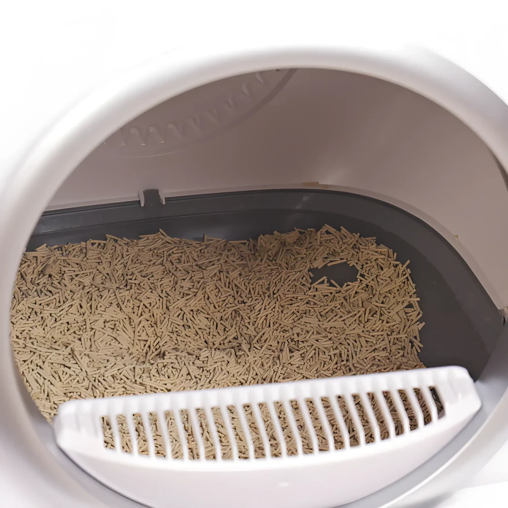 Arena para gatos Orbitaler Yupiter MoonDust 2700 Fantastic Tofu, pellets blancos finos, absorción alta, caja 2.5 kg con asa azul y gato gris al lado - Ítem3