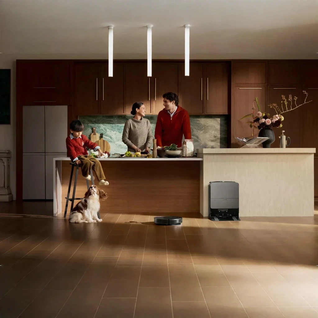Estação base cinza com design minimalista e robô aspirador Roborock Saros 20X; frente com painel LED e base de doca ampla para recarga e limpeza - Item4