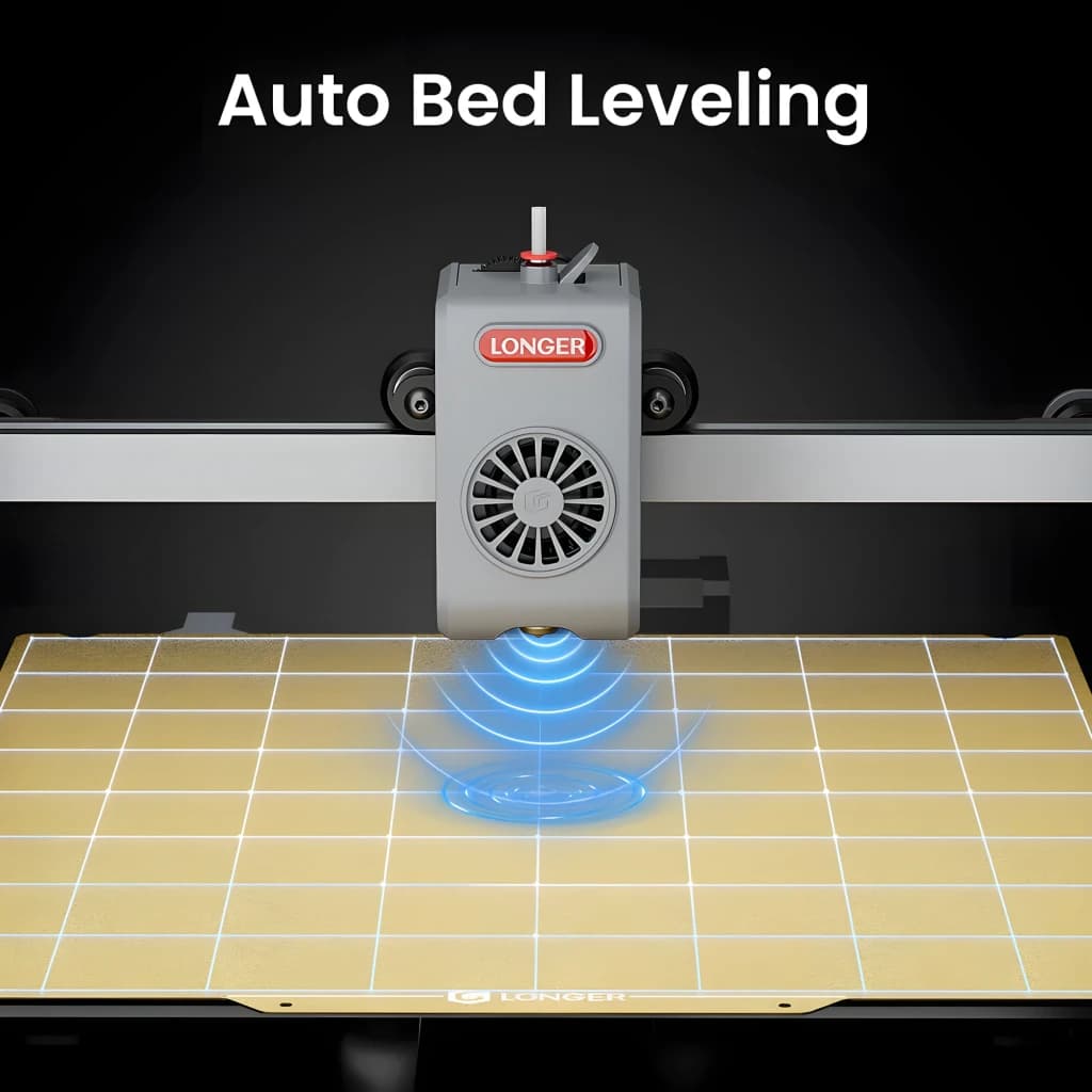 Cabezal Longer con ventilador y sensor realizando autonivelado sobre cama dorada cuadriculada de la Impresora 3D Longer LK10 Plus FDM 500 mm/s compatible con