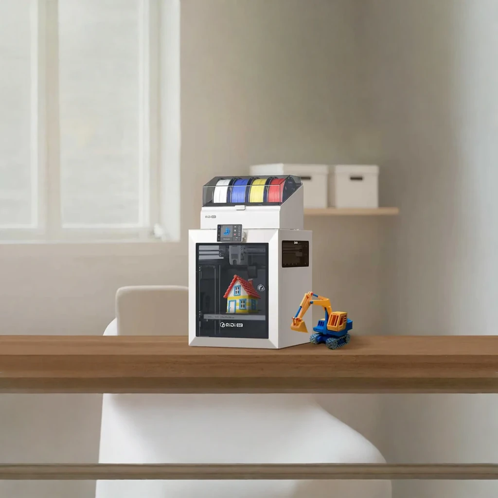 Impresora 3D Qidi Q2 FDM CoreXY, chasis metálico plateado, cámara cerrada con ventana frontal, pantalla táctil superior y modelo de casa impreso multicolor - Ítem4