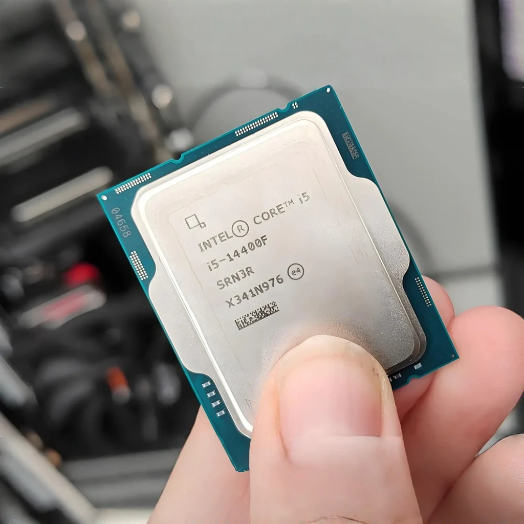 Intel Core i5-14400F, caja y procesador: packaging azul 14th Gen con chip Intel Core en primer plano - Ítem3