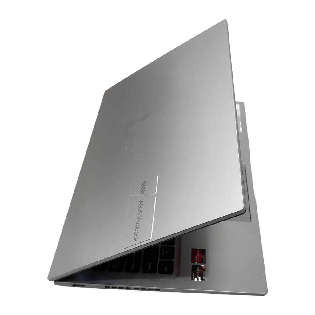 ASUS Vivobook 15 M1502YA 512GB Plata, vista frontal: pantalla abierta con logotipo Vivobook, teclado y touchpad visibles - Ítem4