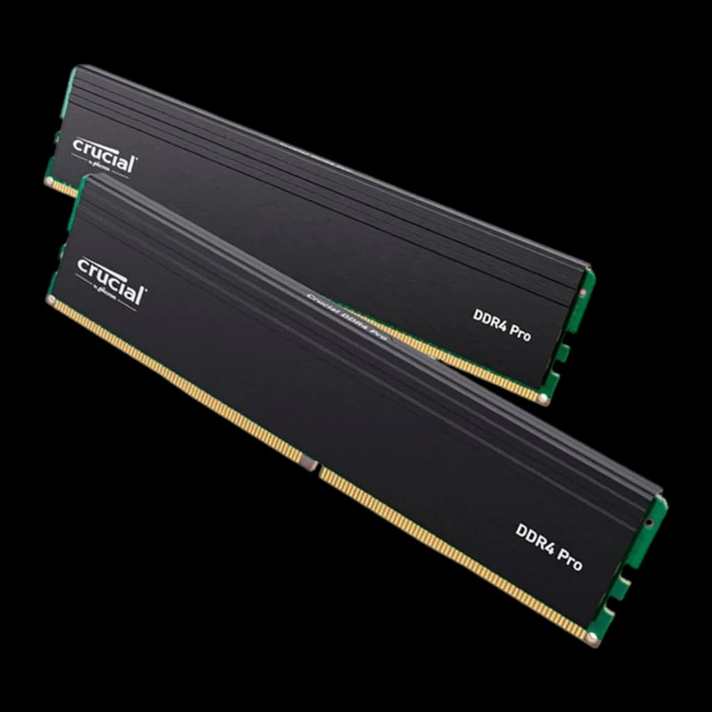 Crucial Pro DDR4 3200 64GB Preto, vista em ângulo: dois módulos RAM em perspectiva diagonal, dissipador preto canelado e