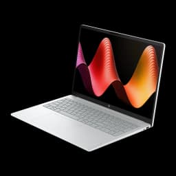 HP OmniBook 3 16 512GB Glacier Silver, angle avant droit: écran ouvert, pavé tactile à gauche, ports latéraux droits visibles