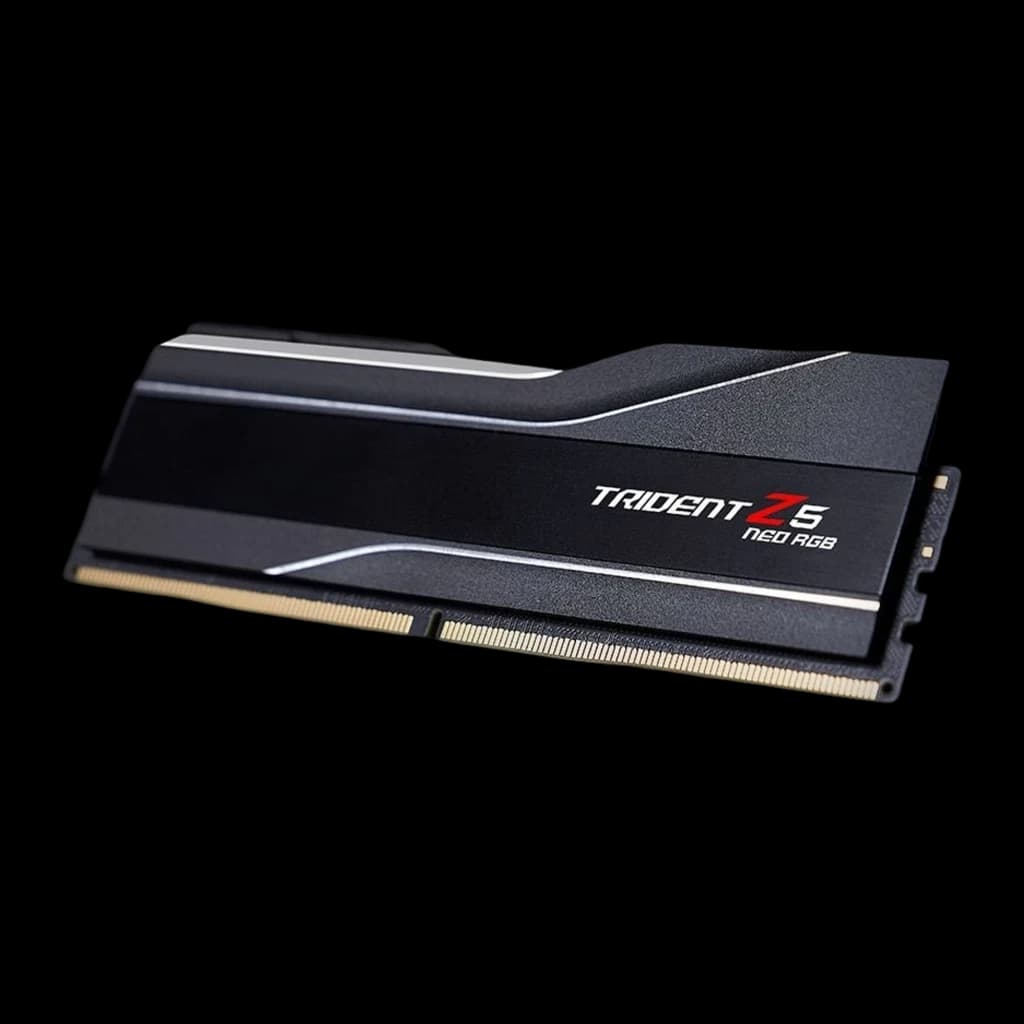 G.Skill Trident Z5 Neo RGB 32GB DDR5 noir, vue en angle: profil du dissipateur noir avec ligne argentée et contacts DDR5