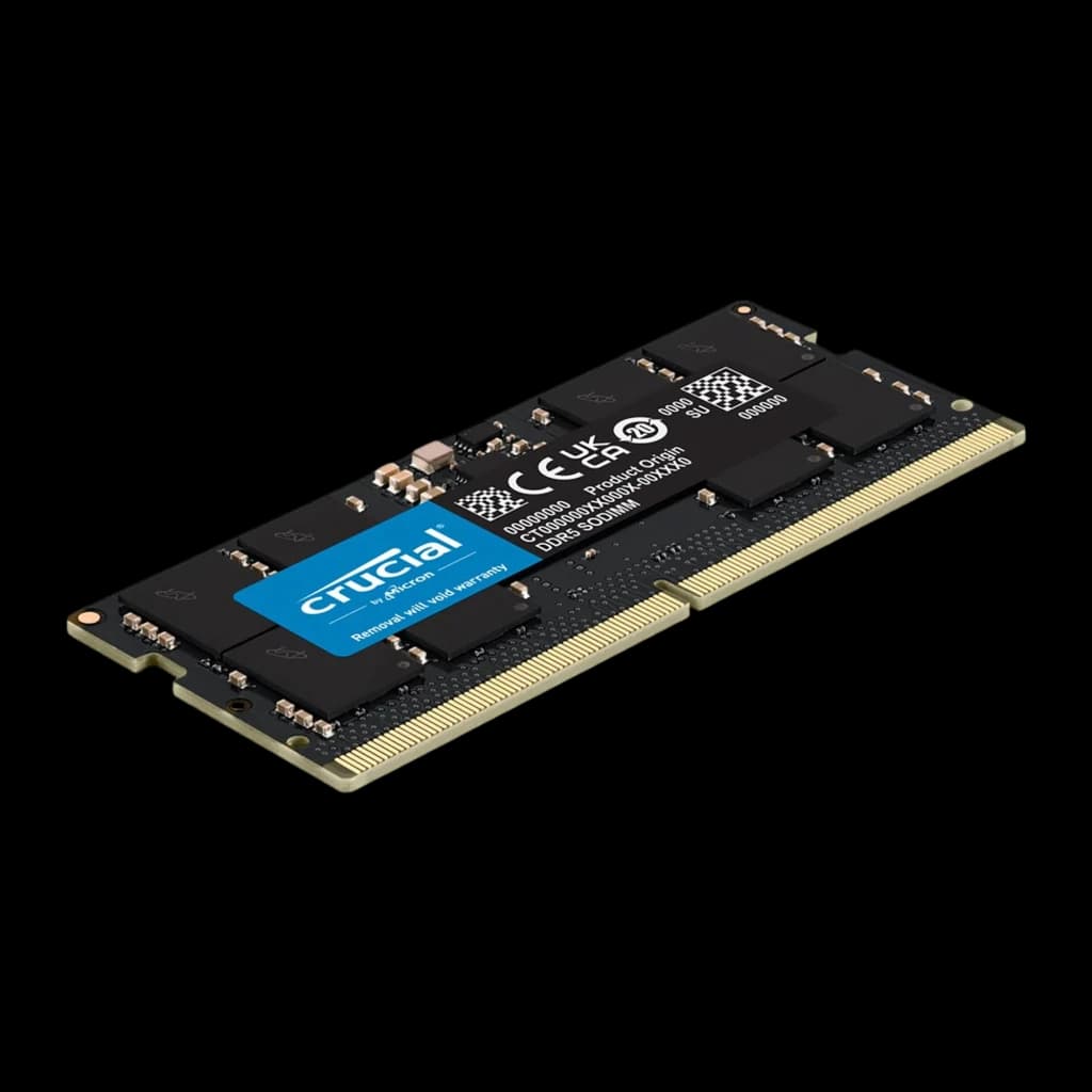 Crucial RAM DDR5 5600MHz 32GB SODIMM CL46 noir, vue en angle latéral: profil fin du module et connecteur doré visible