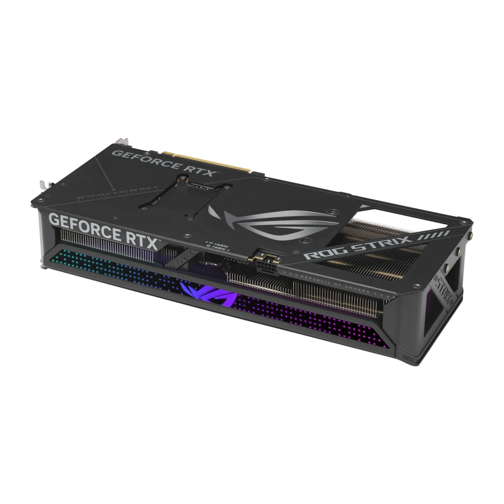 ASUS ROG Strix GeForce RTX 5070 OC 12GB, vista frontal en ángulo: tres ventiladores con iluminación RGB y shroud plateado - Ítem2