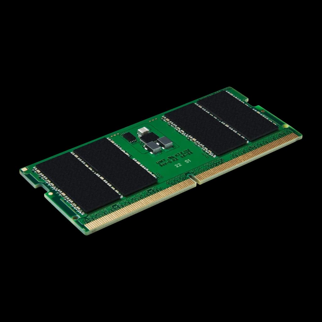 Kingston KVR56S46BS8-32 32GB DDR5 SO-DIMM, vista em perspectiva: PCB verde com chips pretos e conector dourado