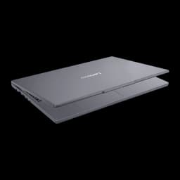 Lenovo IdeaPad Slim 3 15ARP10 512GB Luna Grey, vista lateral em ângulo: portátil quase fechado mostrando portas laterais e