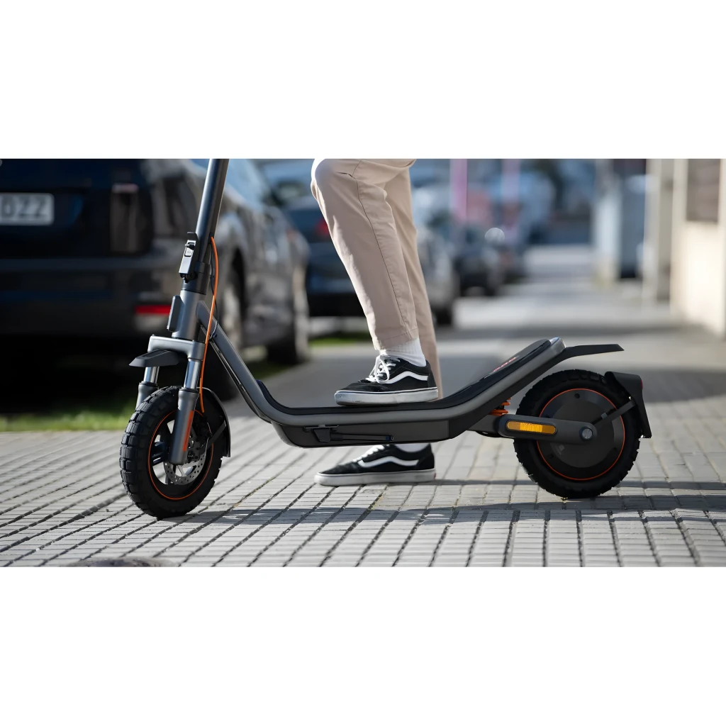 Patinete eléctrico Xiaomi 6 Pro negro y gris con detalles naranjas, ruedas todoterreno de 12 pulgadas, plataforma baja ancha y luz delantera integrada - Ítem7