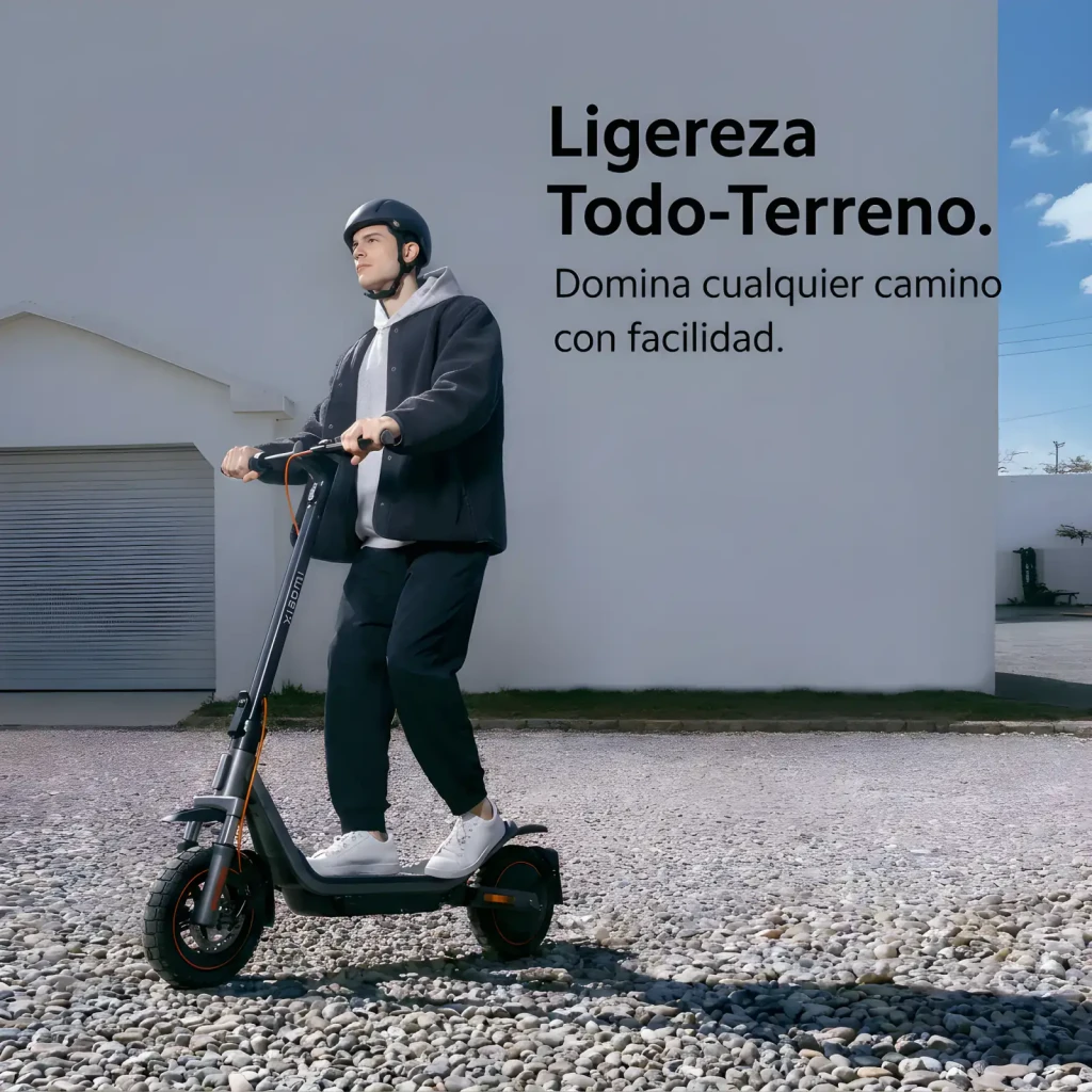 Patinete eléctrico Xiaomi 6 Pro negro y gris con detalles naranjas, ruedas todoterreno de 12 pulgadas, plataforma baja ancha y luz delantera integrada - Ítem6