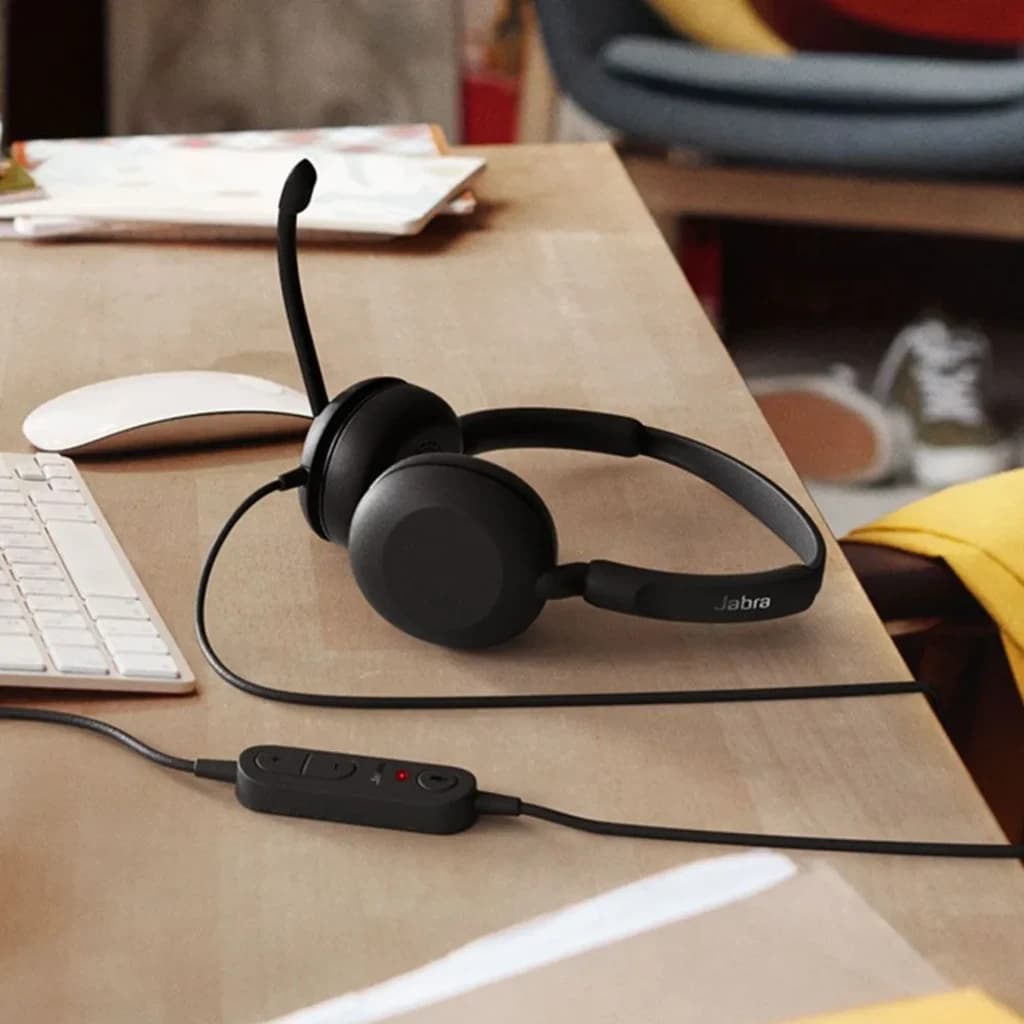 Jabra Evolve 10 Stereo USB-A Noir, vue bureau: casque avec micro-perche et télécommande en ligne posé sur un bureau