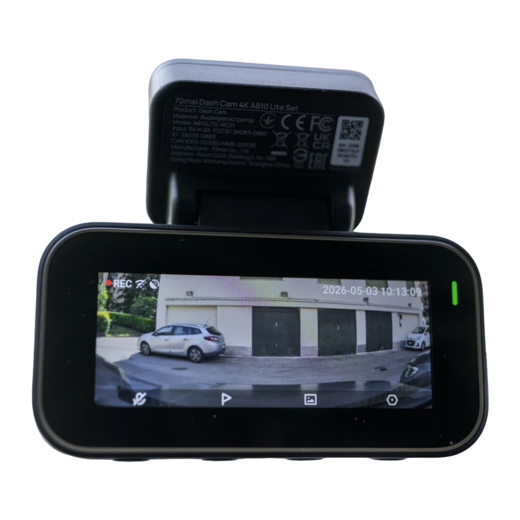 Dashcam 70mai A810 Lite 4K GPS WiFi con pantalla a color, borde dorado, indicador REC rojo y soporte superior con etiqueta QR y especificaciones técnicas - Ítem5