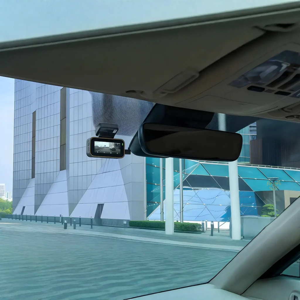 Dashcam 70mai A810 Lite 4K GPS WiFi con pantalla a color, borde dorado, indicador REC rojo y soporte superior con etiqueta QR y especificaciones técnicas - Ítem3