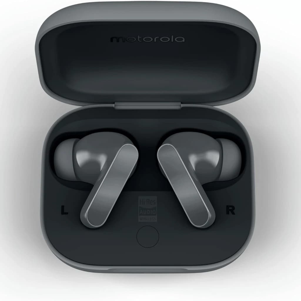 Étui gris compact ouvert avec écouteurs intra-auriculaires Moto Buds Bass brillants, embouts ergonomiques, indicateurs L et R visibles, design épuré moderne