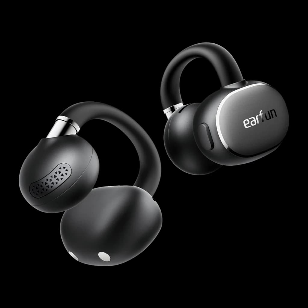 Auriculares EarFun Clip 2 Open-Ear pretos, design em gancho, acabamento fosco com detalhes metálicos, grelha perfurada e botões discretos IP55
