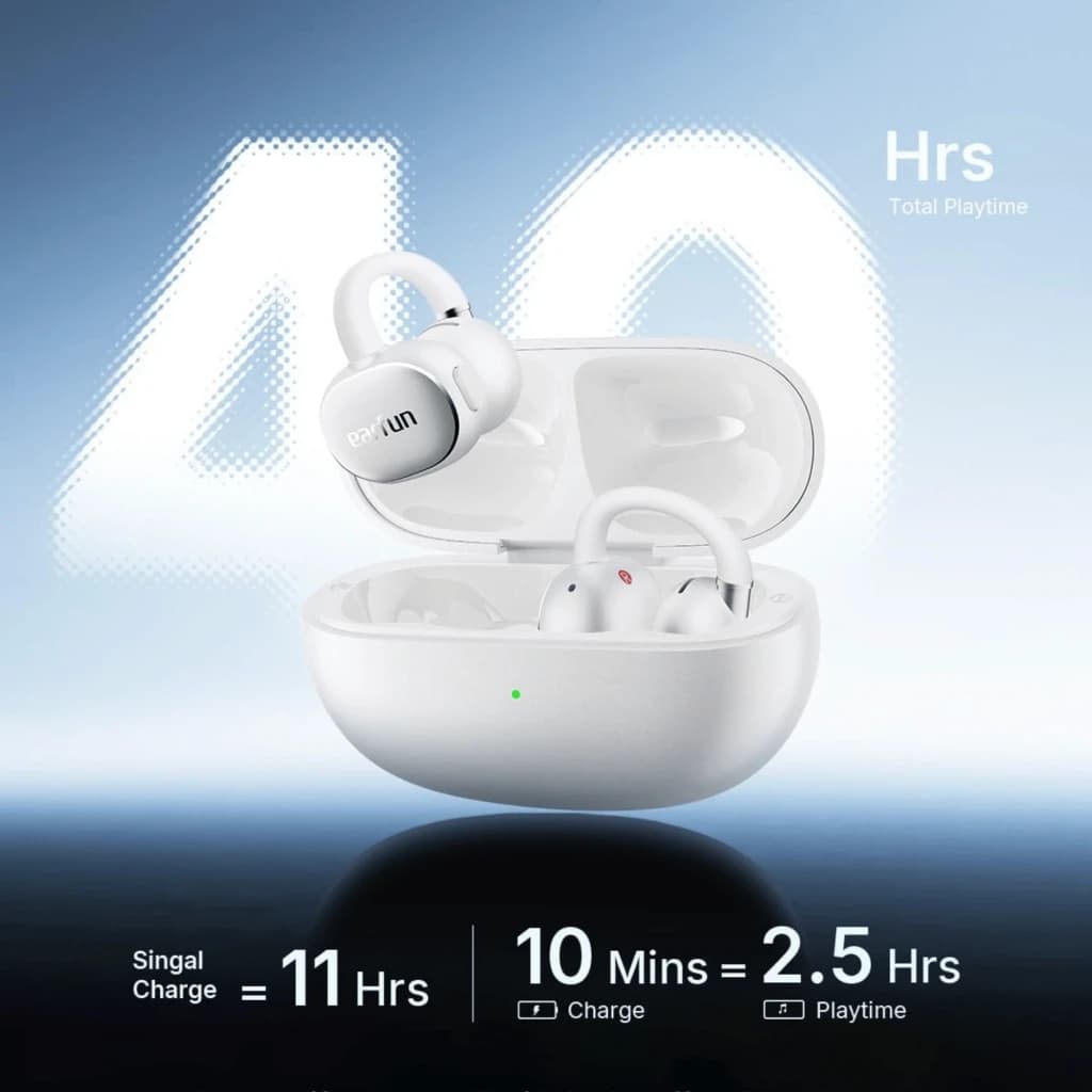Estojo branco com tampa aberta exibindo dois auriculares EarFun Clip 2 open-ear em branco, design curvo e compacto, LED frontal verde indicando carga