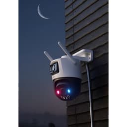 Imou Cruiser Dual 2 6MP 512GB Blanco, vista exterior nocturna: montada en pared con luces de alerta roja y azul activas bajo