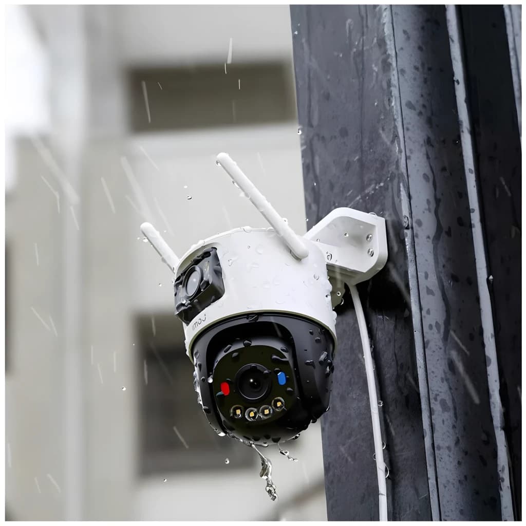 Imou Cruiser Dual 2 6MP 512GB Blanco, vista exterior: cámara montada en pared bajo lluvia, módulo de cámaras dual y antenas