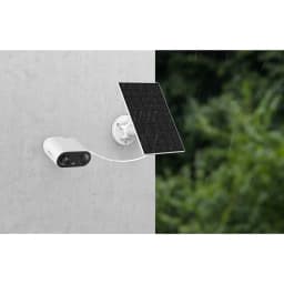 Imou Cell Go Kit Bullet 4GB Blanco, vista exterior: cámara montada en pared con panel solar bajo lluvia