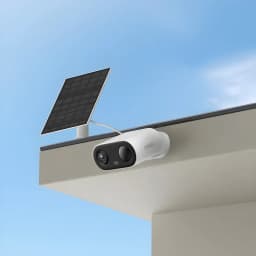 Imou Cell Go Kit Bullet 4GB Blanco, vista exterior: cámara montada en cornisa con panel solar conectado y cielo azul
