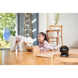 Imou Rex 3D 2K 256GB Negro, vista en escena: cámara sobre mesa con niña y perro en salón
