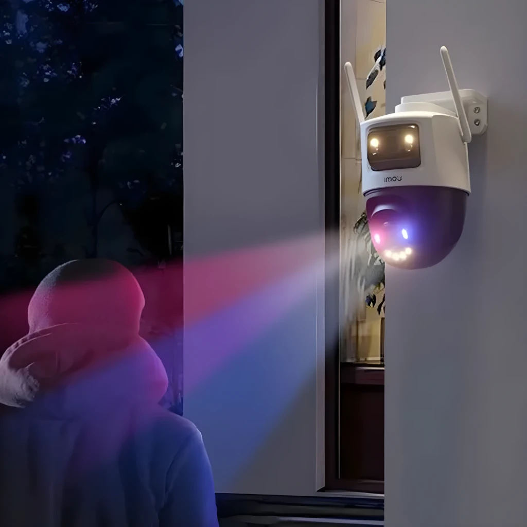 Imou Cruiser Dual 2 Pro Blanc, vue en angle: module PTZ inférieur avec LEDs rouge et bleu visibles - Ítem6