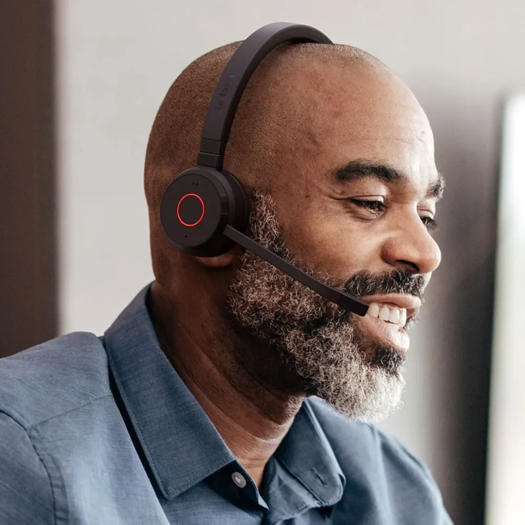 Jabra Evolve 65 TE UC Stereo negro, vista en ángulo: auriculares con micrófono extensible, almohadillas y botón central - Ítem3