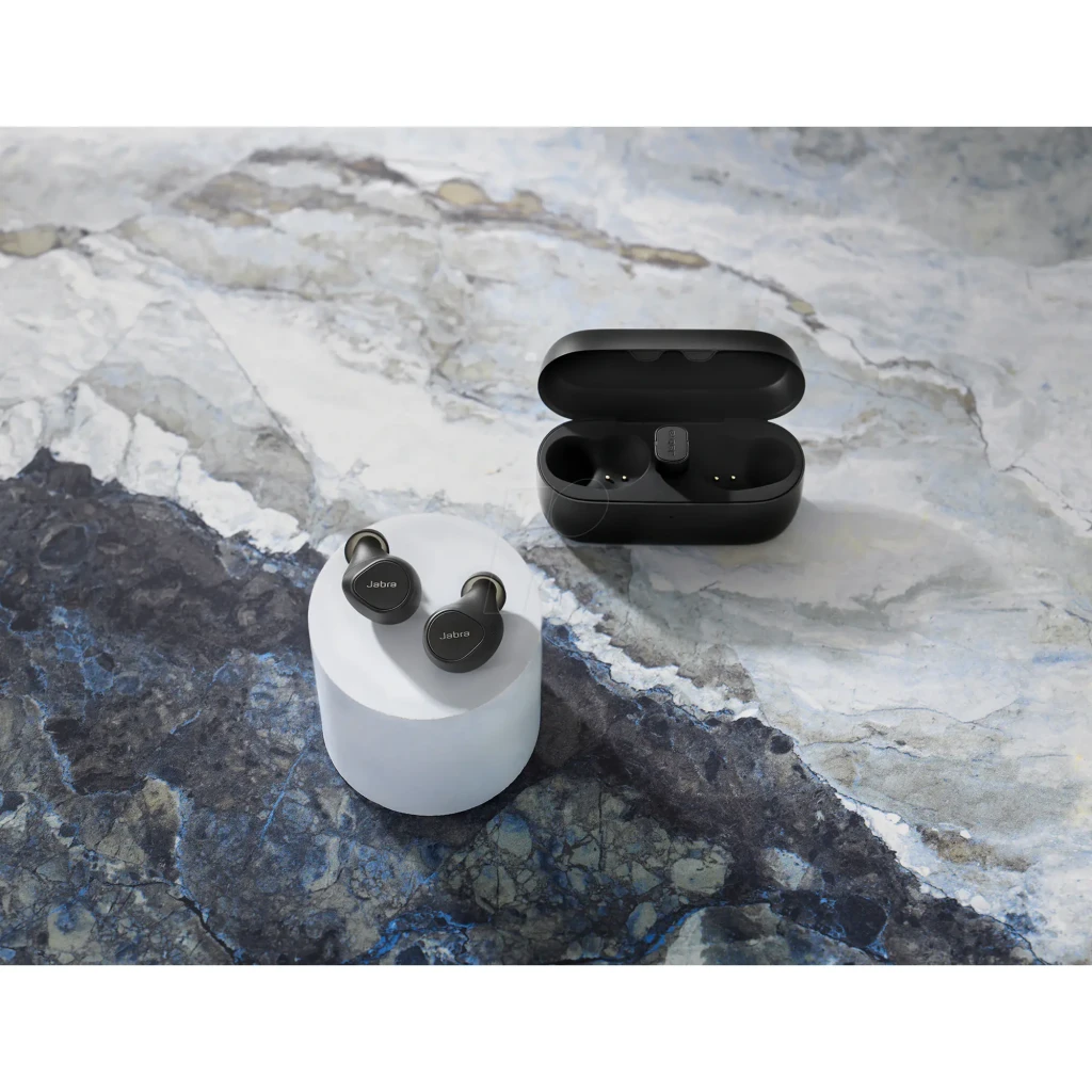 Jabra Evolve2 Buds USB-C UC noir, vue avant: écouteurs true wireless dans étui ouvert avec logo Jabra visible - Ítem4