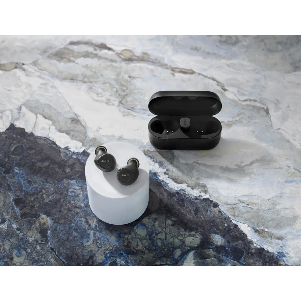 Jabra Evolve2 Buds USB-C UC negro, vista cenital: auriculares sobre peana y estuche abierto en mármol