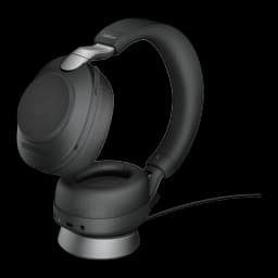 Jabra Evolve2 85 UC Stereo negro con base, vista 3/4: auriculares sobre base plateada