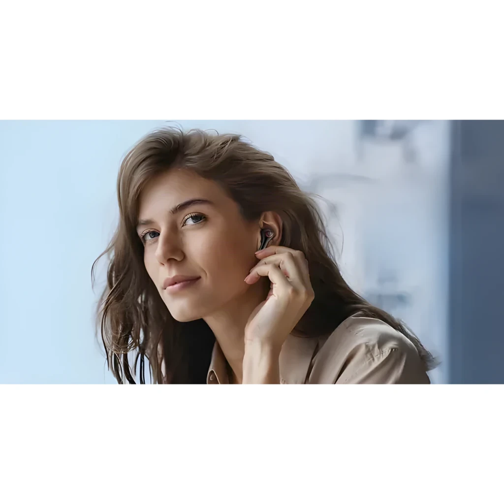 Auriculares Tronsmart Sounfii NC 2 Cancelación de Ruido TWS In-Ear 40h Negro, uso: mujer insertando auricular negro en oído