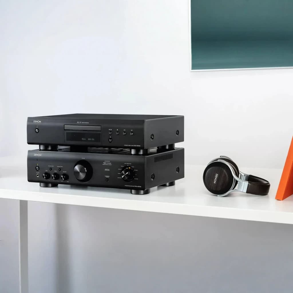 Denon Lecteur CD DCD-600NE noir, vue lifestyle: empilé sur amplificateur avec casque sur étagère