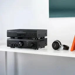 Denon Lecteur CD DCD-600NE noir, vue lifestyle: empilé sur amplificateur avec casque sur étagère