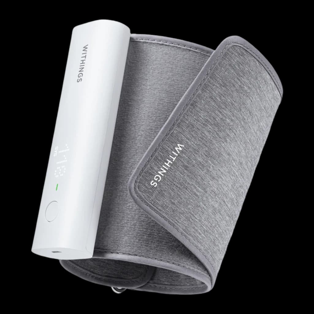 Nokia Tensiomètre BPM Connect Wi-Fi blanc, vue en angle: module avec LED verte allumée et brassard gris enroulé en diagonale
