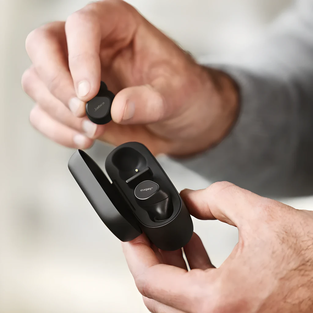 Jabra Evolve2 Buds USB-A Noir, vue en perspective: écouteurs dans l'étui de charge ouvert, logo Jabra visible sur chaque - Ítem3