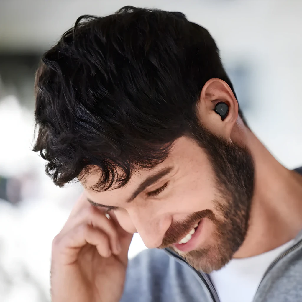 Jabra Evolve2 Buds USB-A Noir, vue en perspective: écouteurs dans l'étui de charge ouvert, logo Jabra visible sur chaque - Ítem4