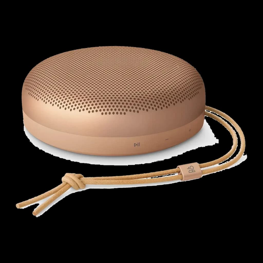 Bang & Olufsen Beosound A1 3rd Gen Honey Tone, vista en ángulo: forma circular, rejilla perforada y correa de cuero con logo