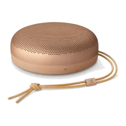 Bang & Olufsen Beosound A1 3rd Gen Honey Tone, vista en ángulo: forma circular, rejilla perforada y correa de cuero con logo