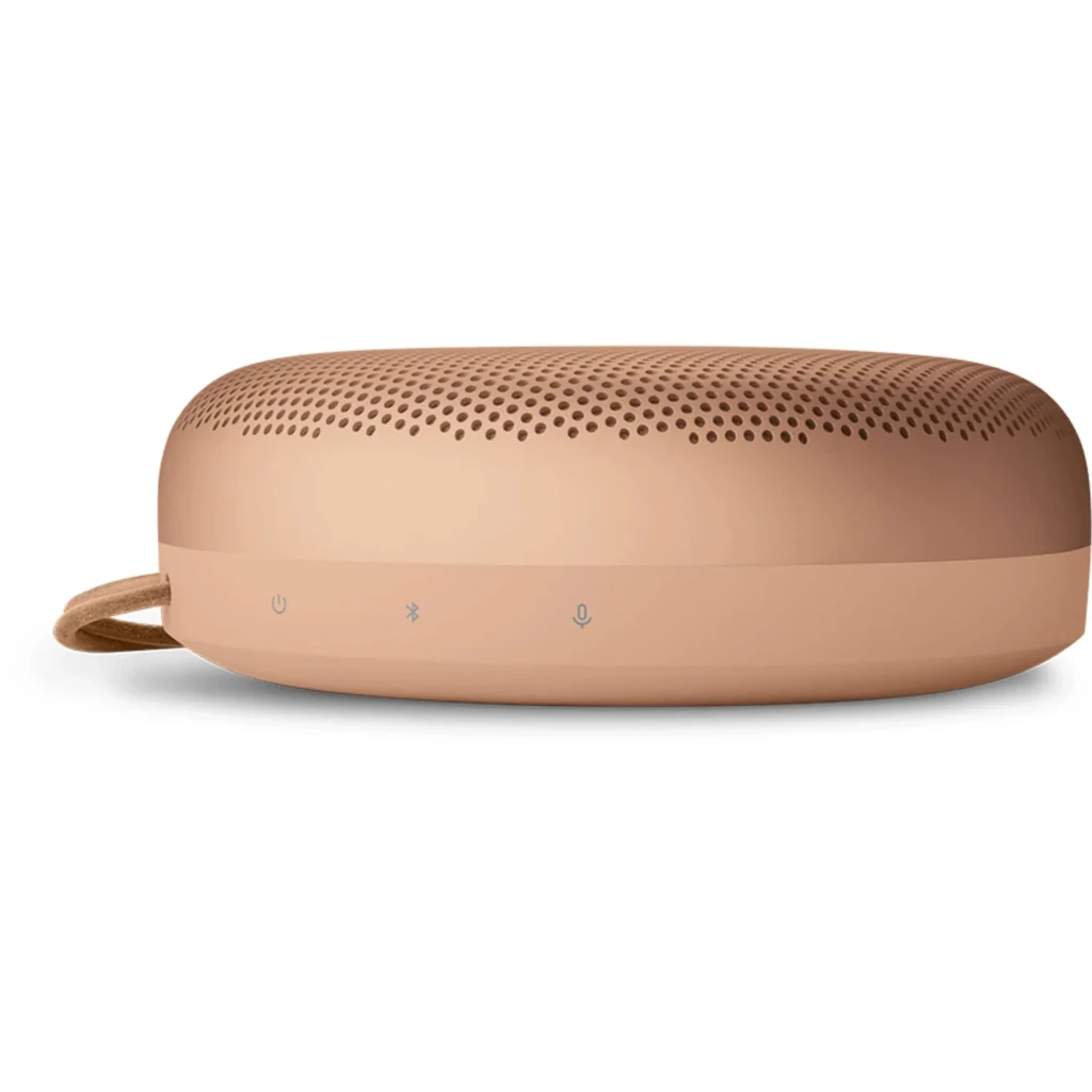 Bang & Olufsen Beosound A1 3rd Gen Honey Tone, vue en angle: forme circulaire, grille perforée et lanière en cuir avec logo - Ítem1