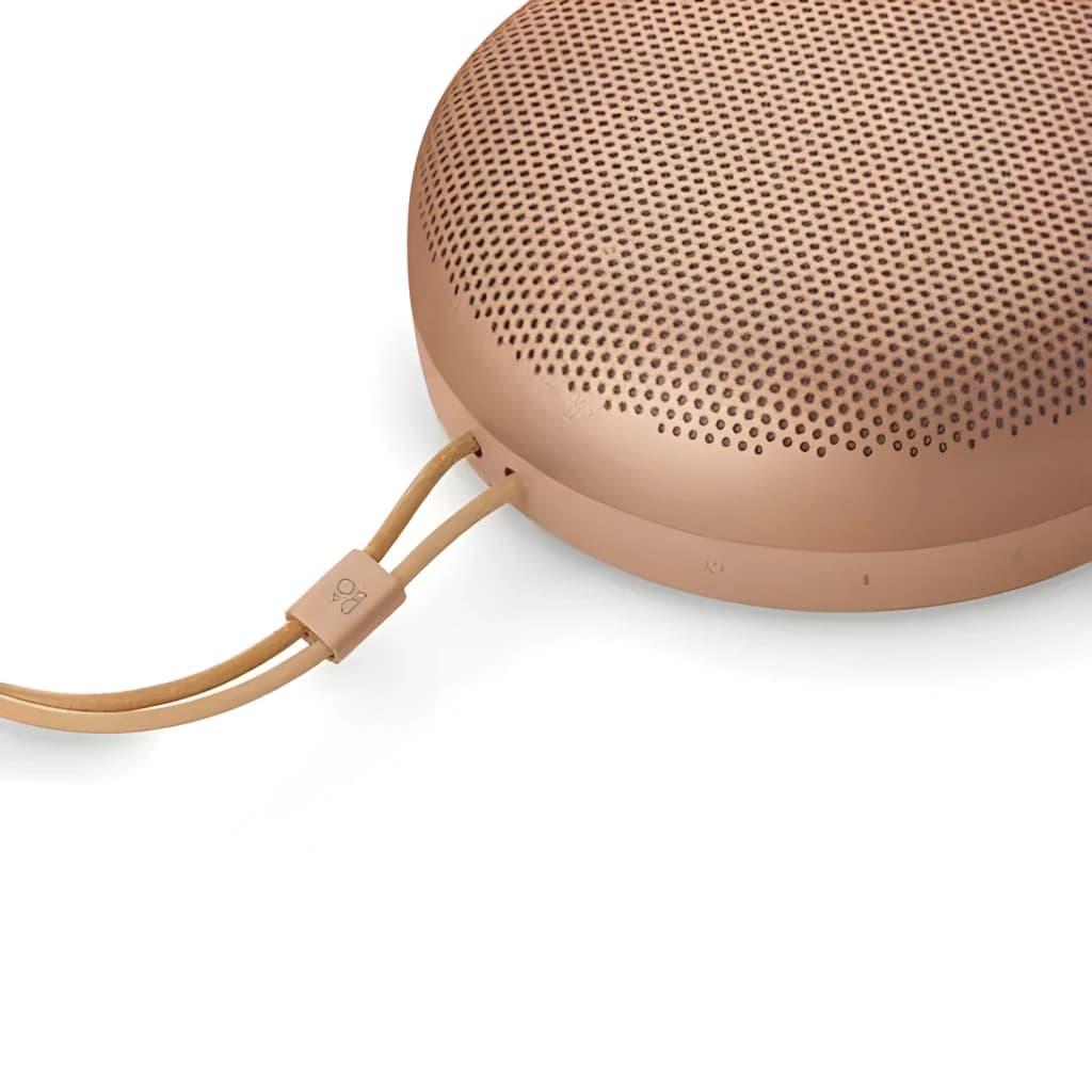 Bang & Olufsen Beosound A1 3rd Gen Honey Tone, detalle: rejilla perforada y correa de cuero con clip B&O