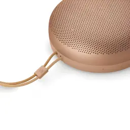 Bang & Olufsen Beosound A1 3rd Gen Honey Tone, detalle: rejilla perforada y correa de cuero con clip B&O